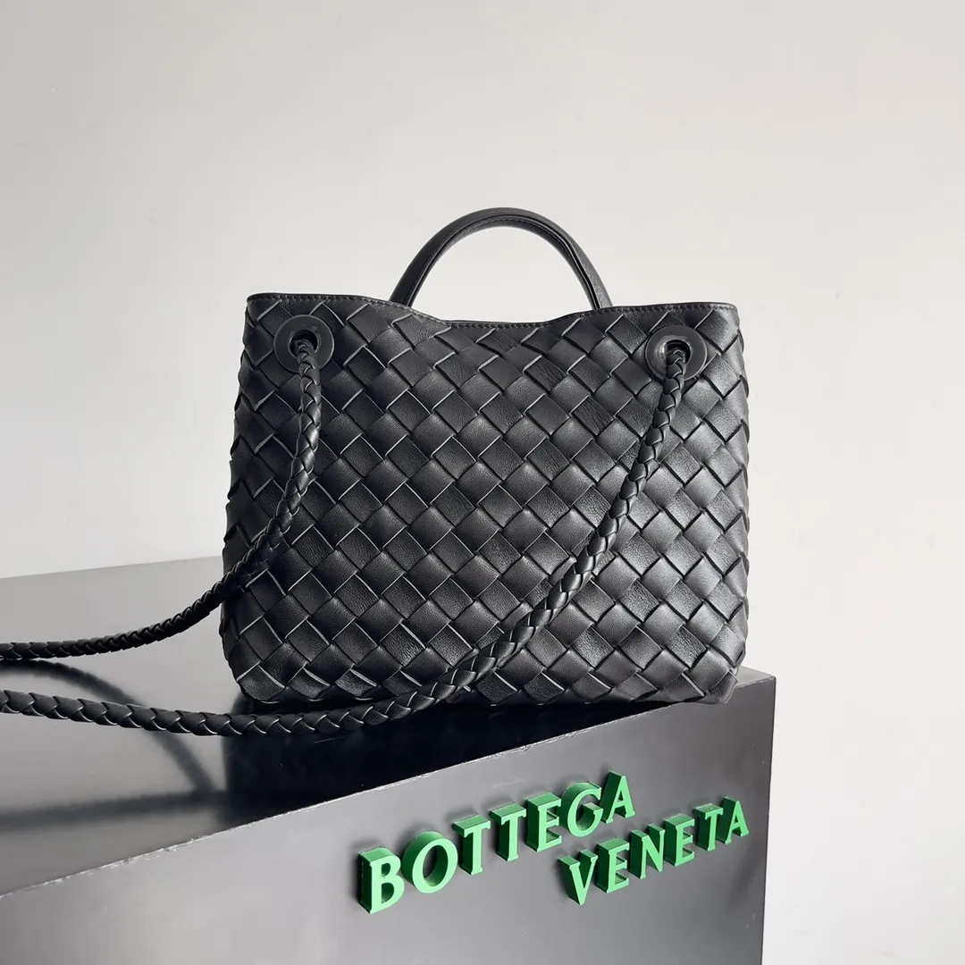 The 2023 new Andiamo batch of 1860 BV has been shipped‼ ️Really popular🔥The new Andiamo woven handbag launched by Bottega Veneta this season is really popular all over the world! ! Celebrities at home and abroad have worn it, and Oscar-winning actress Michelle Yeoh has taken it out on the street. Song Jia, Trai Yara, Yu Feihong, Sanji Ayaka, Rosie Hunting-Whiteley, Yoshioka Riho, etc. have all picked up this bag. It is classic and versatile, showing off its temperament, and the bag capacity is also large, which is very convenient for daily commuting! ! A variety of carrying methods, the shoulder straps can be adjusted by yourself, the original lambskin feels soft and delicate, and the neutral style is made to break gender boundaries and bring a more practical and longer-lasting use experience. Andiamo, which has both elegant and casual styles, perfectly interprets the true appearance of "fashionable old money style". Style number: 743568 Size: 25*22*10.5cm